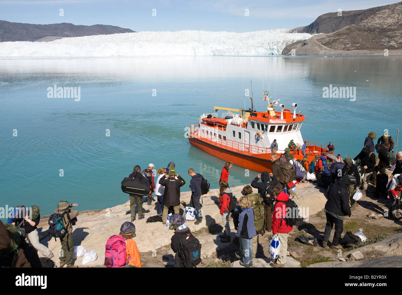 Débarquement des passagers au camp vainqueur par l'Eqip sermia glacier qui est rapidement receeding due au réchauffement climatique Banque D'Images