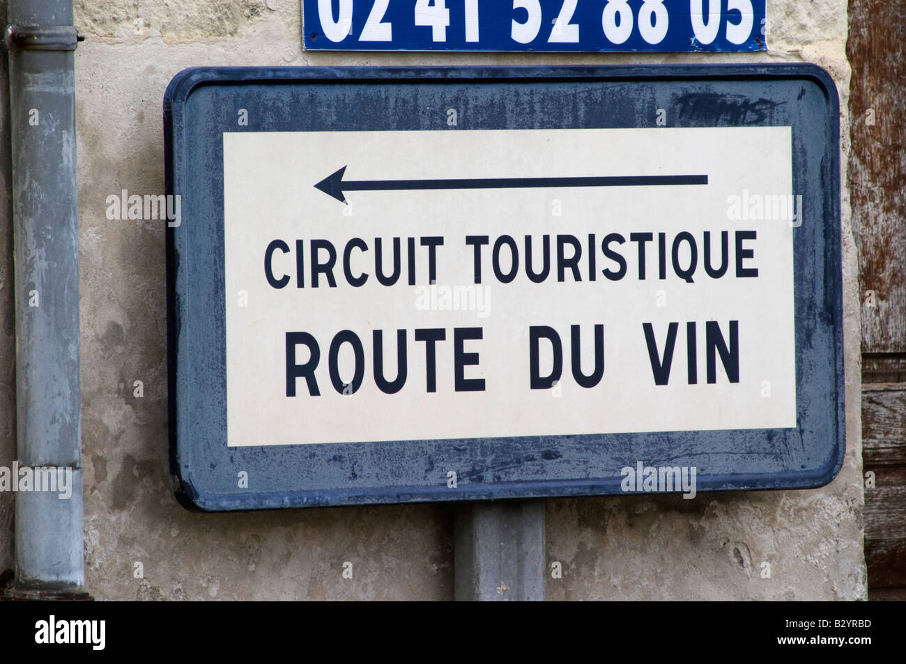 Signe de route : la route du vin, Route du Vin. Fontevraud, Anjou, Loire, France Banque D'Images