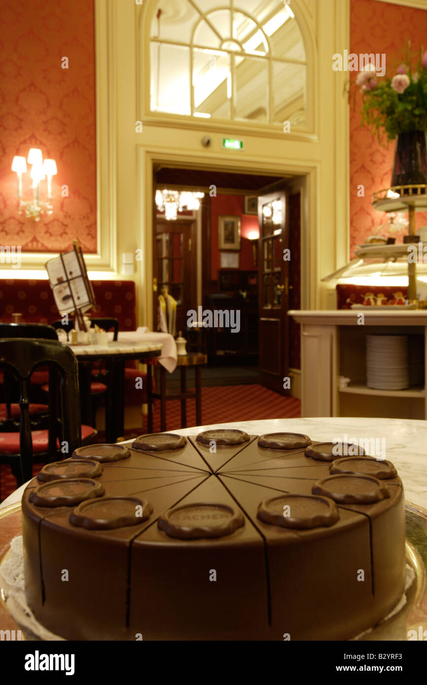 Gâteau Sacher Torte original. L'Elisabeth coiffure, l'hôtel Sacher, à Vienne, Autriche Banque D'Images