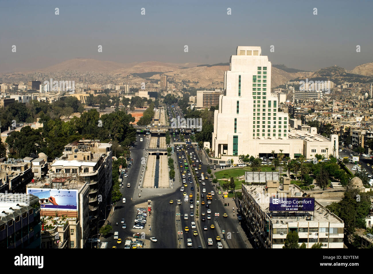 La Syrie. Matin la circulation sur l'Avenue Beyrouth large dans la partie moderne de Damas Banque D'Images