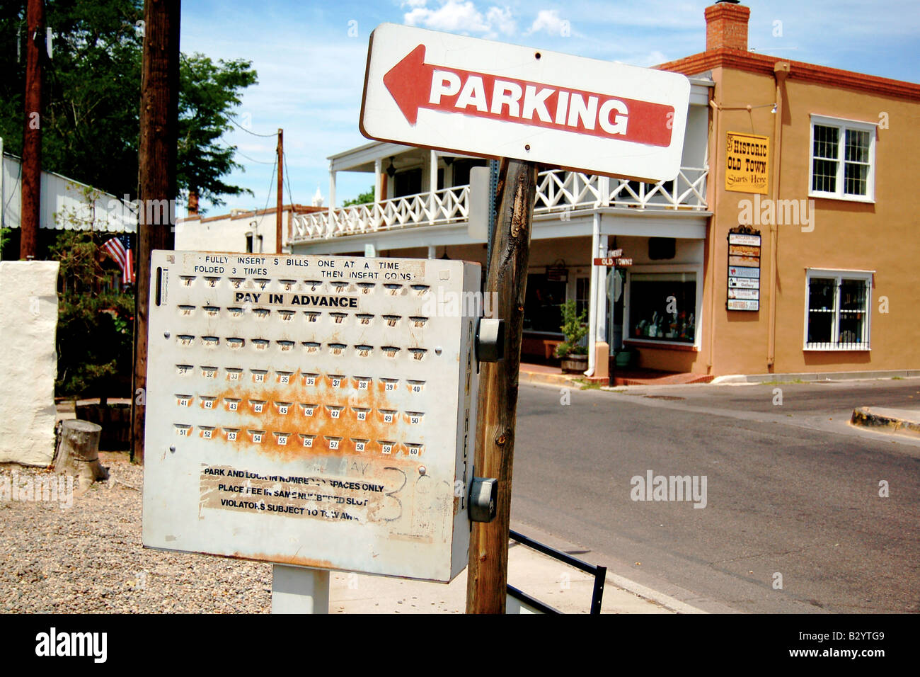 Un parking de stationnement classique à côté de la Route 66 dans la vieille ville d'Albuquerque, New Mexico, USA. Banque D'Images