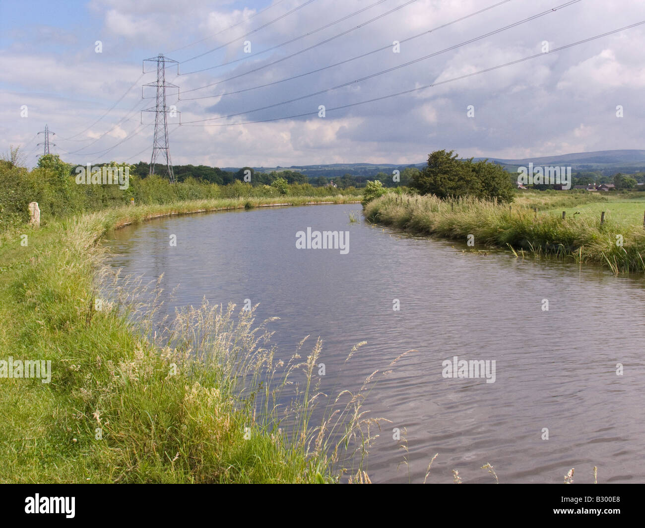 Chemin de halage du canal de Lancaster avec les câbles électriques aériens et les pylônes Banque D'Images