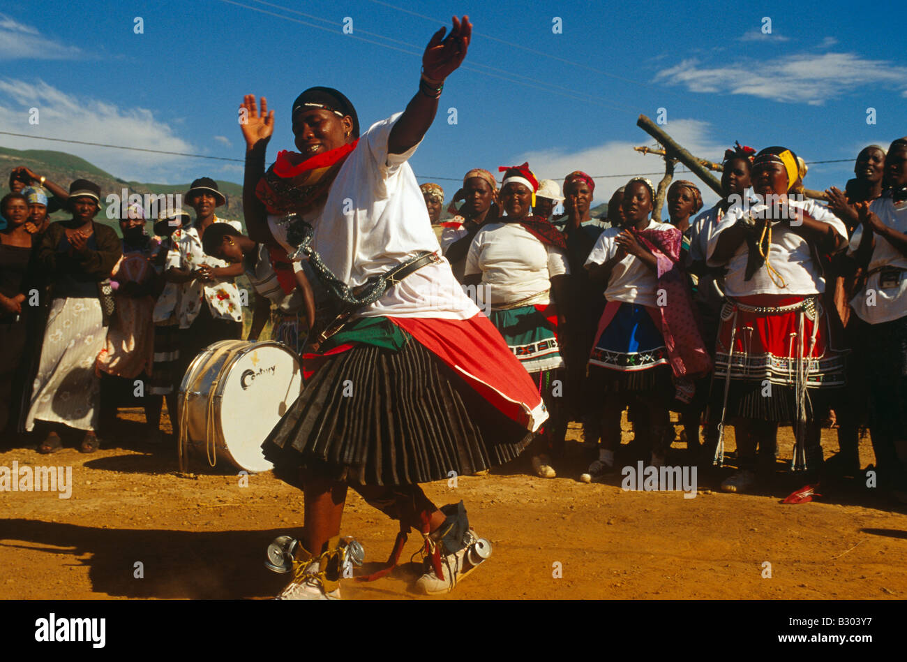 Une tribu ethnique effectuant une danse traditionnelle à Johannesburg, Afrique du Sud. Banque D'Images