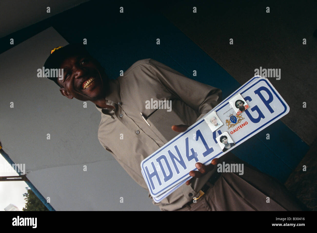 Homme avec les plaques de voiture à Johannesburg, Afrique du Sud. Banque D'Images