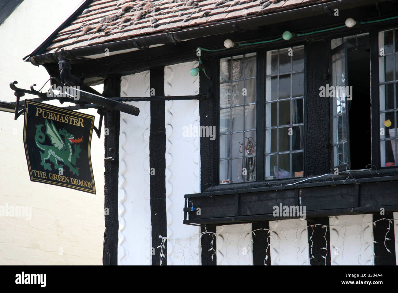 Old English Pub bâtiment Tudor et signer le Dragon vert en Wymondham Norfolk Banque D'Images