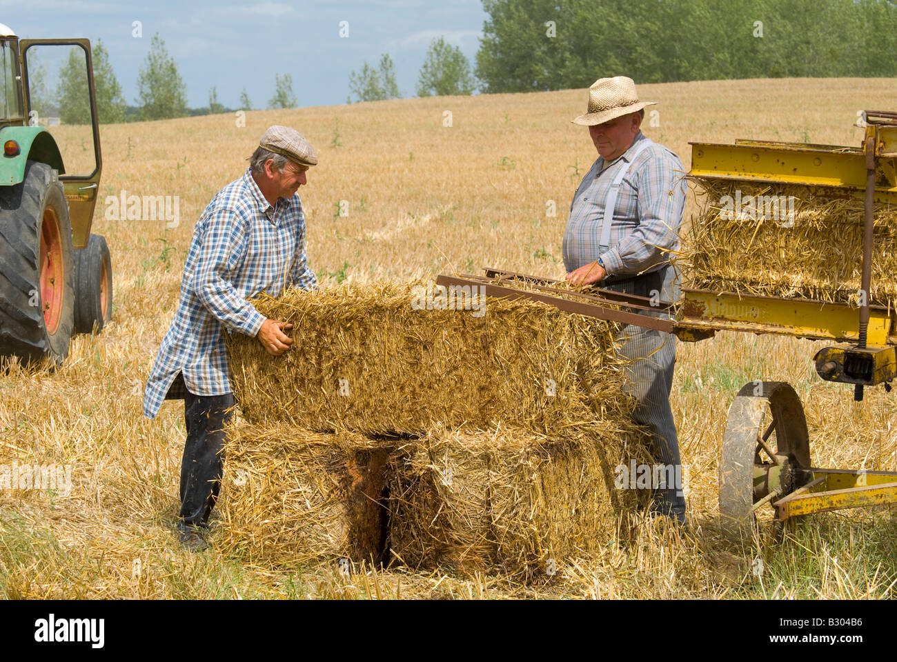 Les agriculteurs français, deux bottes de paille d'empilage à agricole show, Indre, France. Banque D'Images