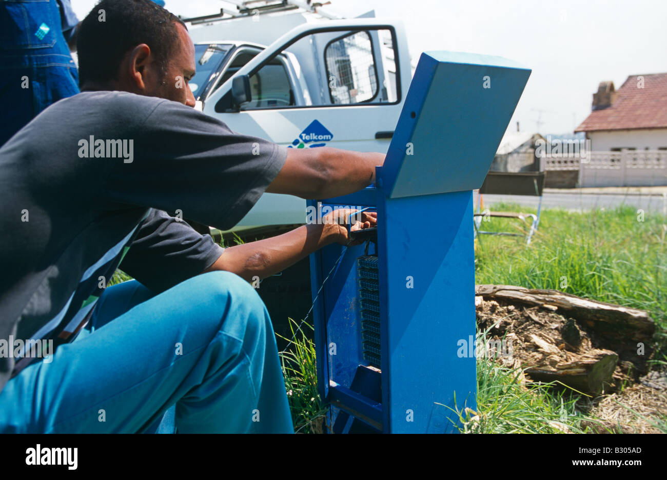 L'homme de telecom service réparations. L'Afrique du Sud. Banque D'Images
