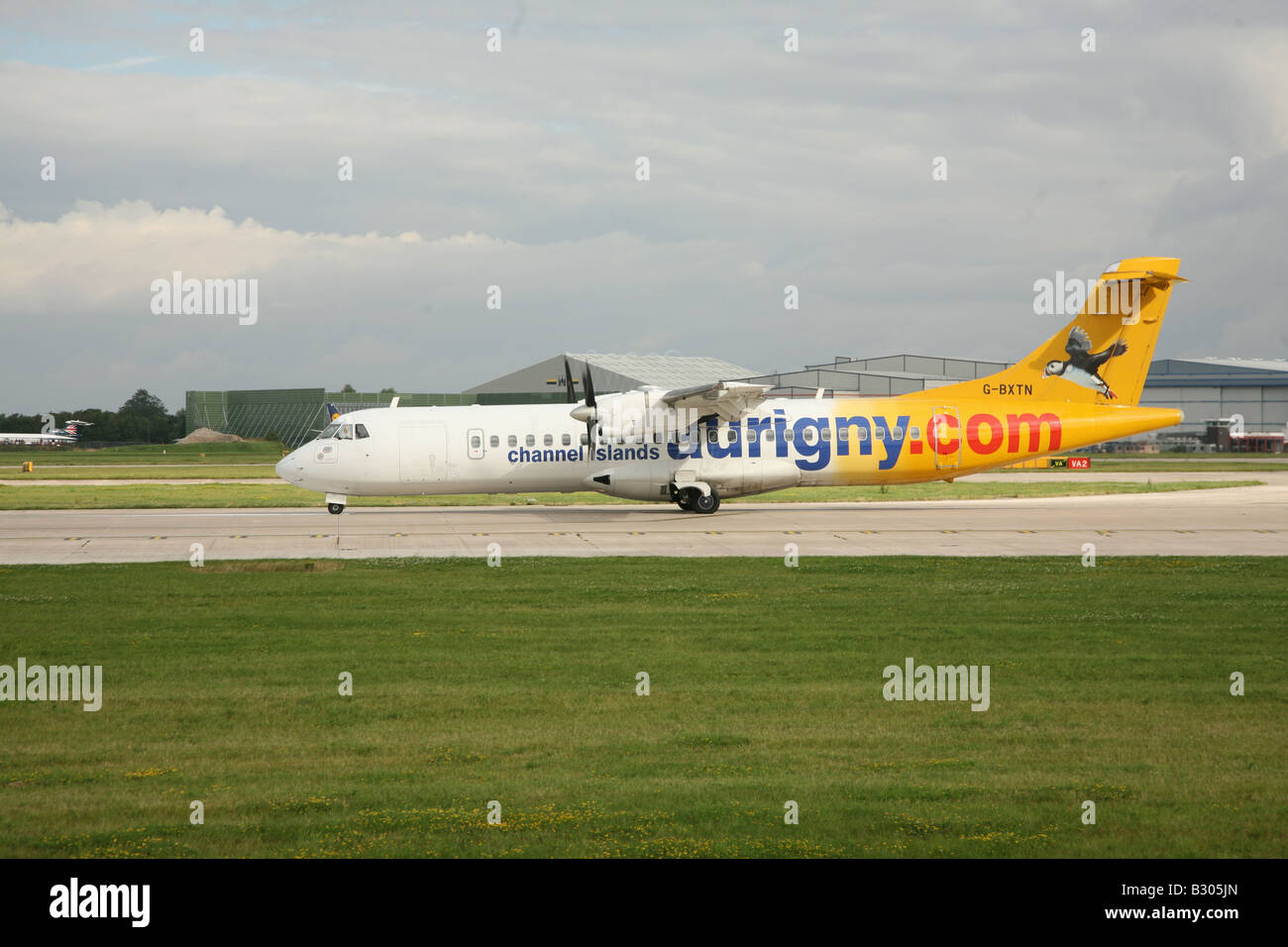Aurigny ATR72 202 G-BXTN twin turbo prop avion prêt à décoller à l'aéroport de MAN Banque D'Images
