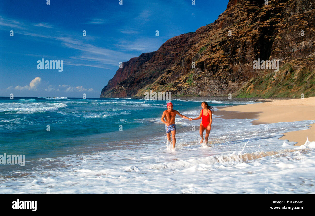 Couple walking Polihale Beach sur l'île de Kauai à Hawaï Banque D'Images
