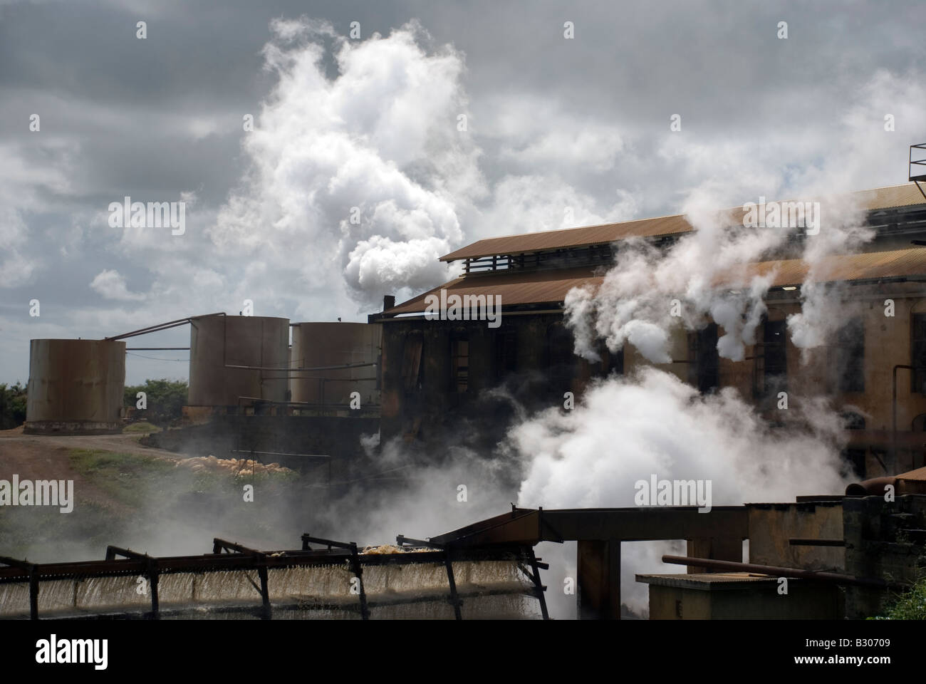 La vapeur d'usine et la fumée, les gaz entrant dans l'atmosphère, la ...