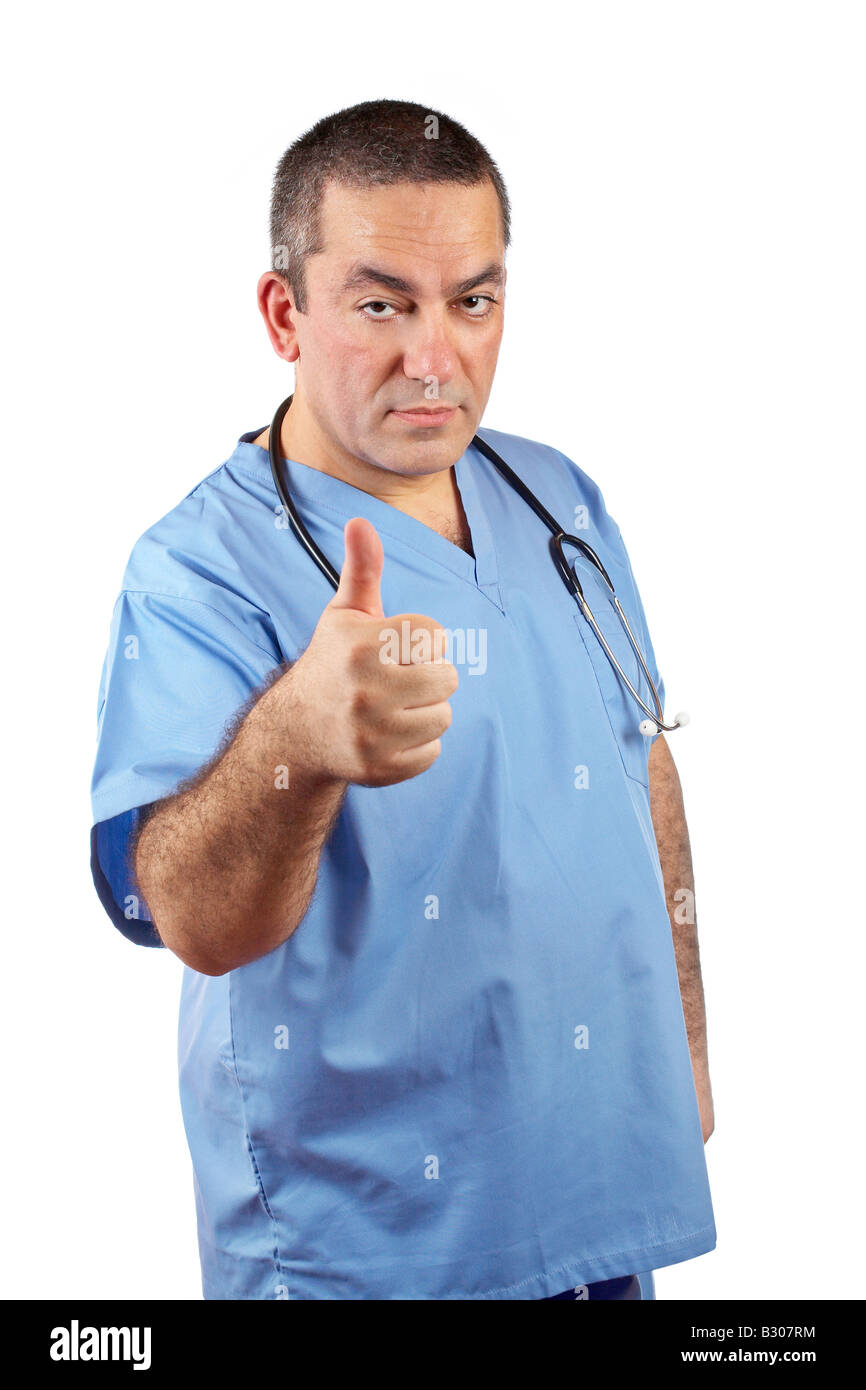Friendly male doctor in scrubs bleu avec l'accent sur les yeux stéthoscope Banque D'Images