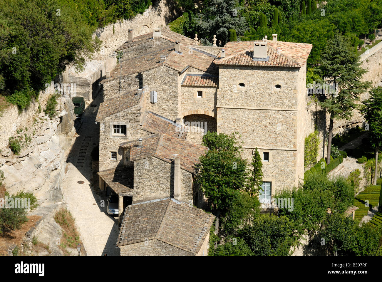 Vue aérienne de maisons médiévales à Gordes, France Banque D'Images
