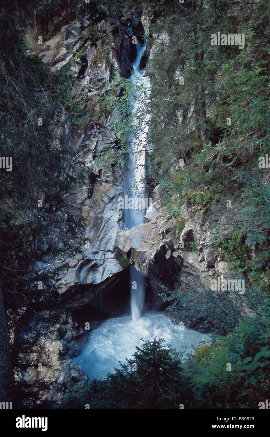 Talbach Falls, vallée de Lauterbrunnen, Oberland Bernois, Suisse. Banque D'Images