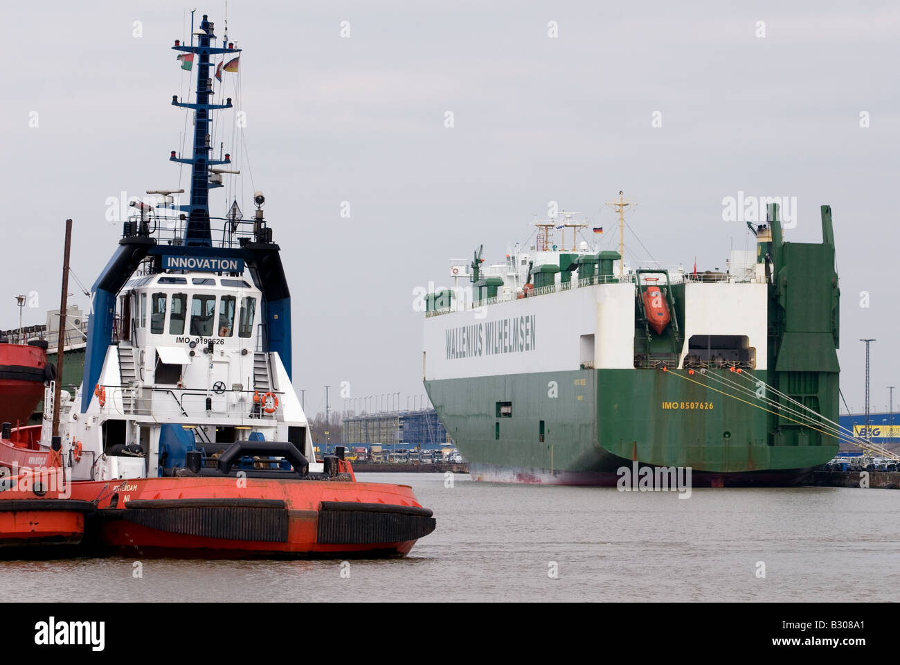 Voiture bateau au port de Bremerhaven, Brême, Allemagne. Banque D'Images