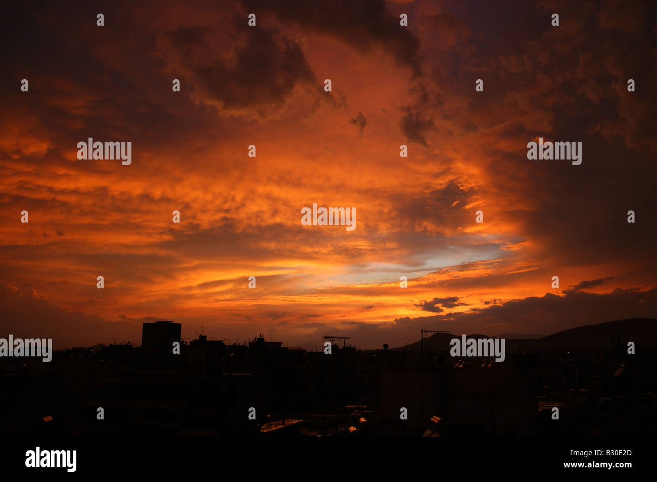Coucher du soleil après un orage dans le Pirée, Grèce Banque D'Images