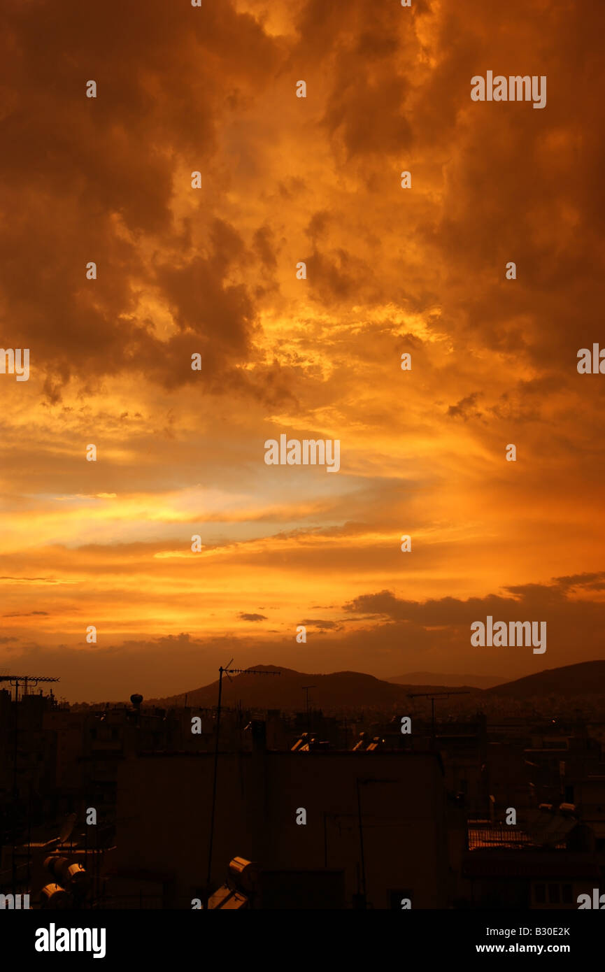Coucher du soleil après un orage dans le Pirée, Grèce Banque D'Images