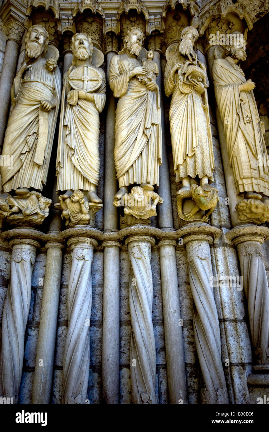 Statues des Apôtres, de la cathédrale Notre-Dame de Chartres, France Banque D'Images