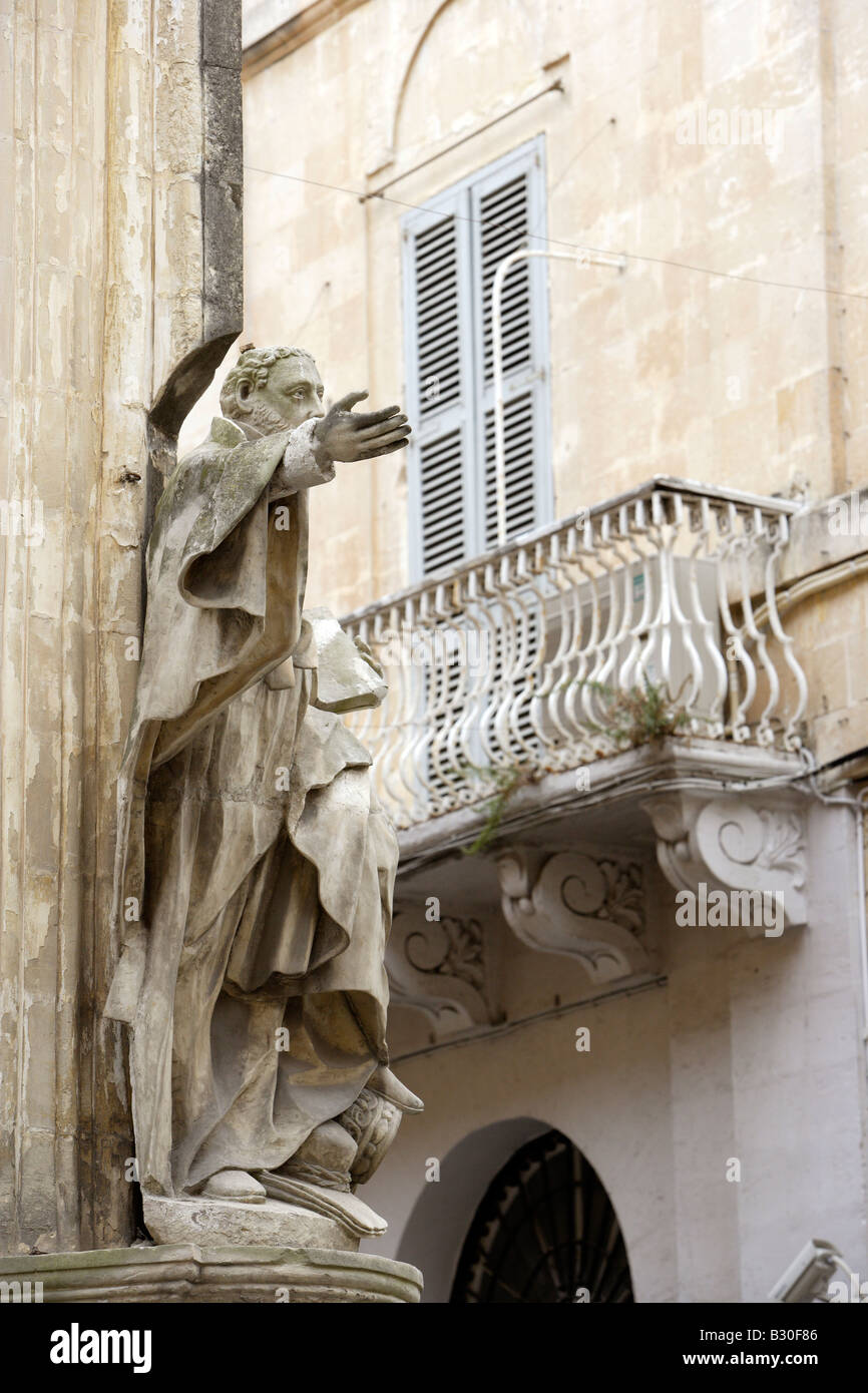 Sculpture religieuse, coin de rue, La Valette, Malte Banque D'Images