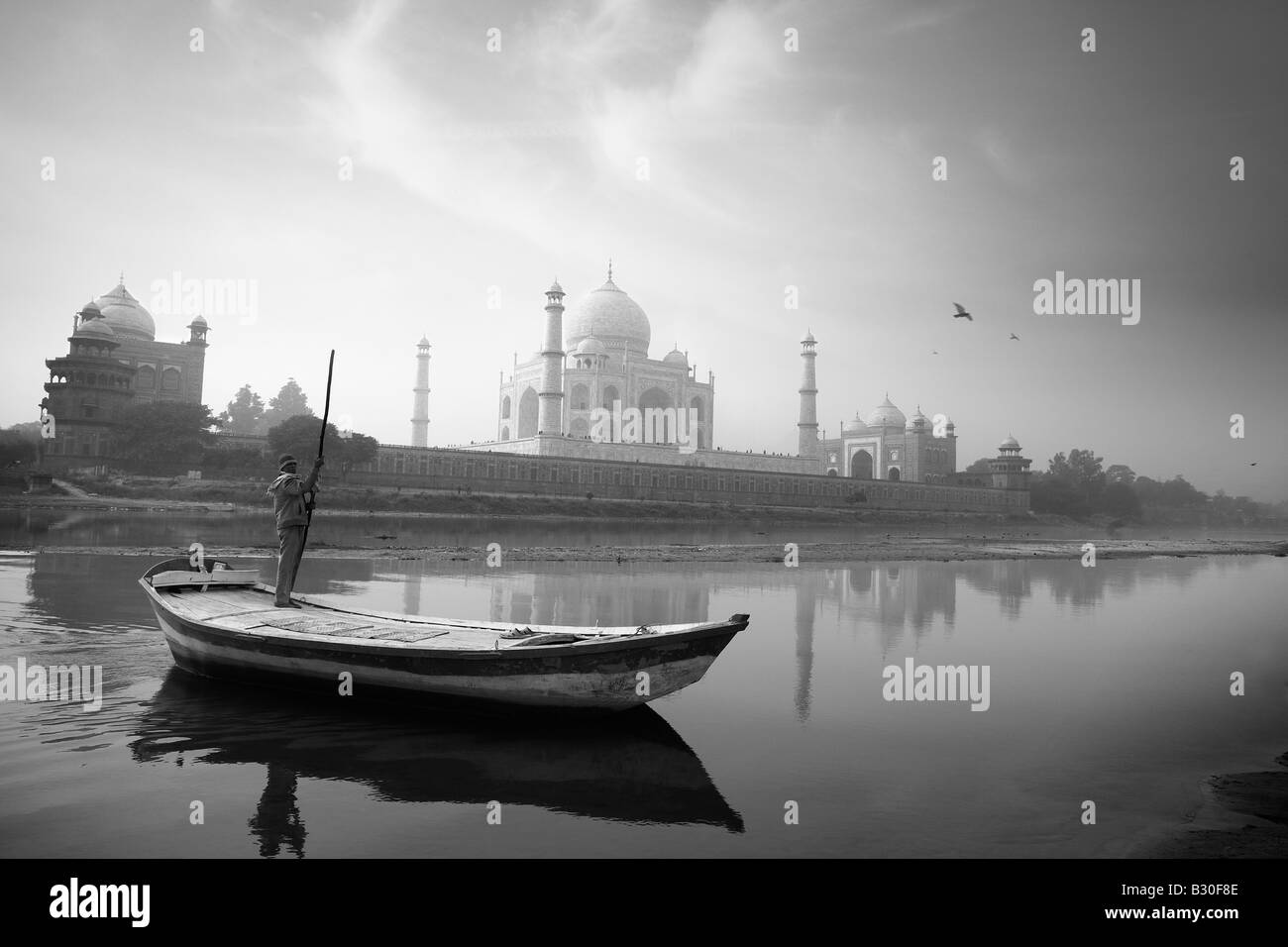 Une image en noir et blanc d'un bateau-taxi en face de l'hôtel Taj Mahal. Banque D'Images
