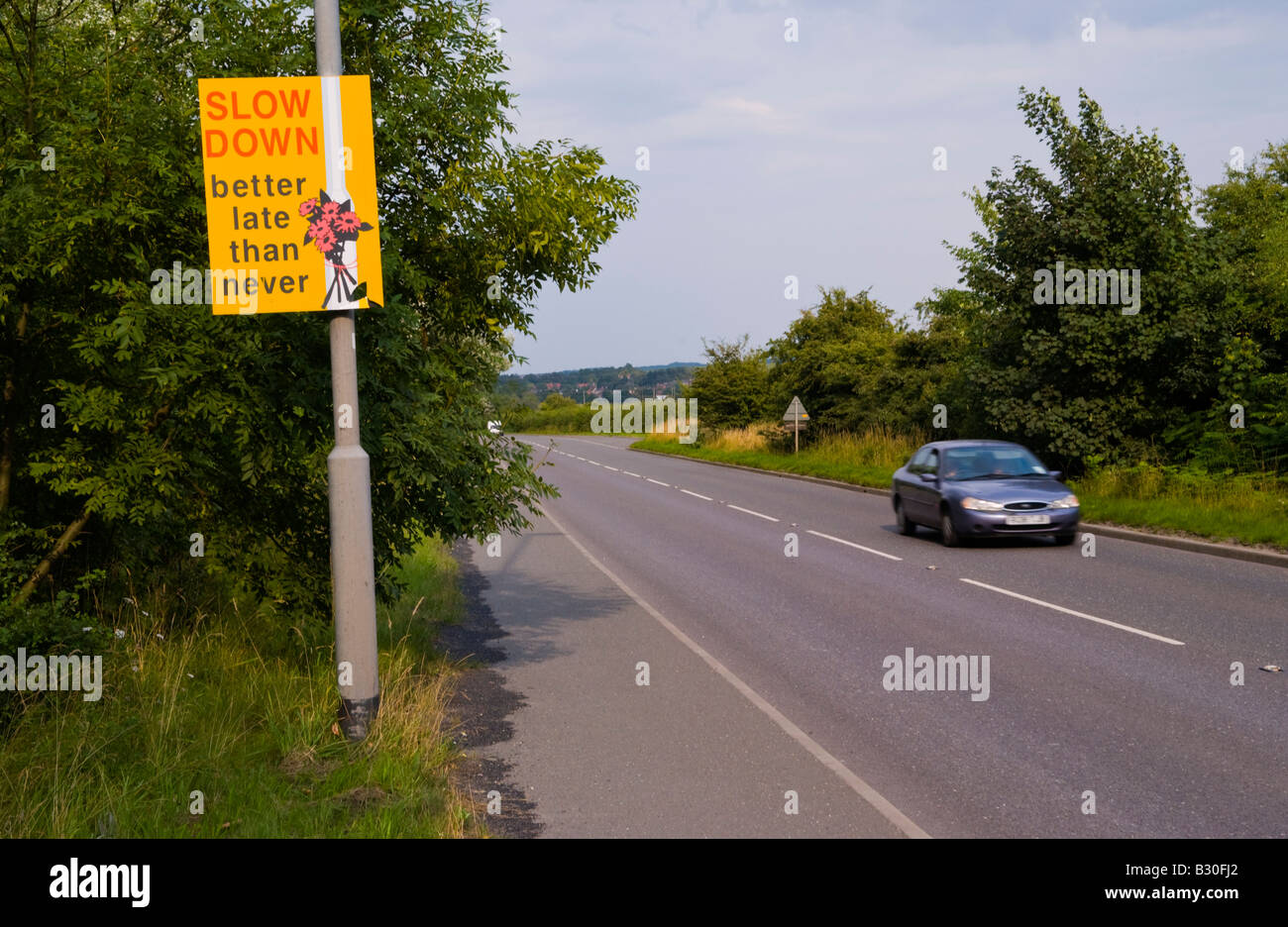 Ralentir mieux vaut tard que jamais la sécurité routière panneau près de village d'Edwinstowe Dorset England UK UE Banque D'Images