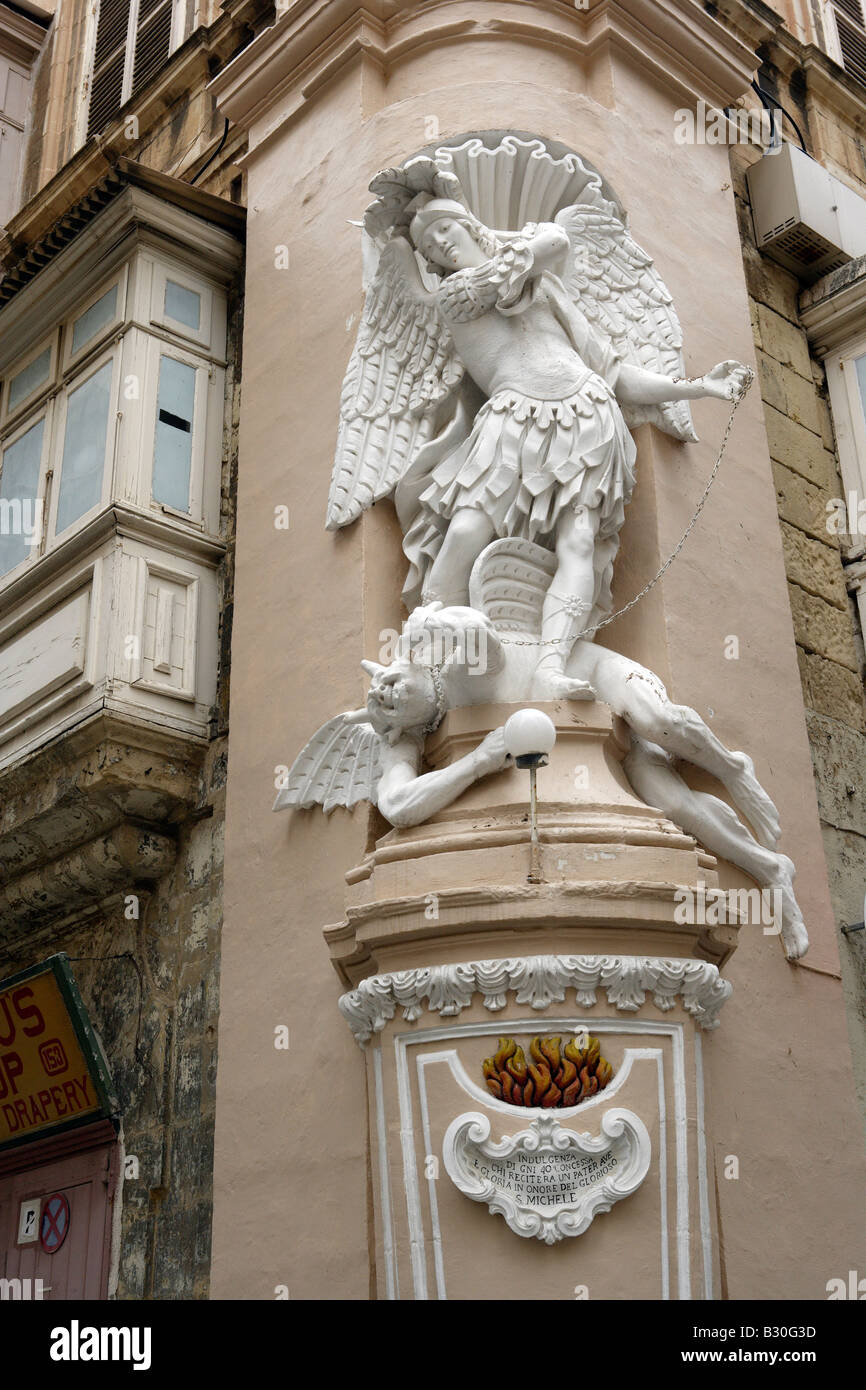 Sculpture de l'archange Michel qui frappait le diable, La Valette, Malte Banque D'Images