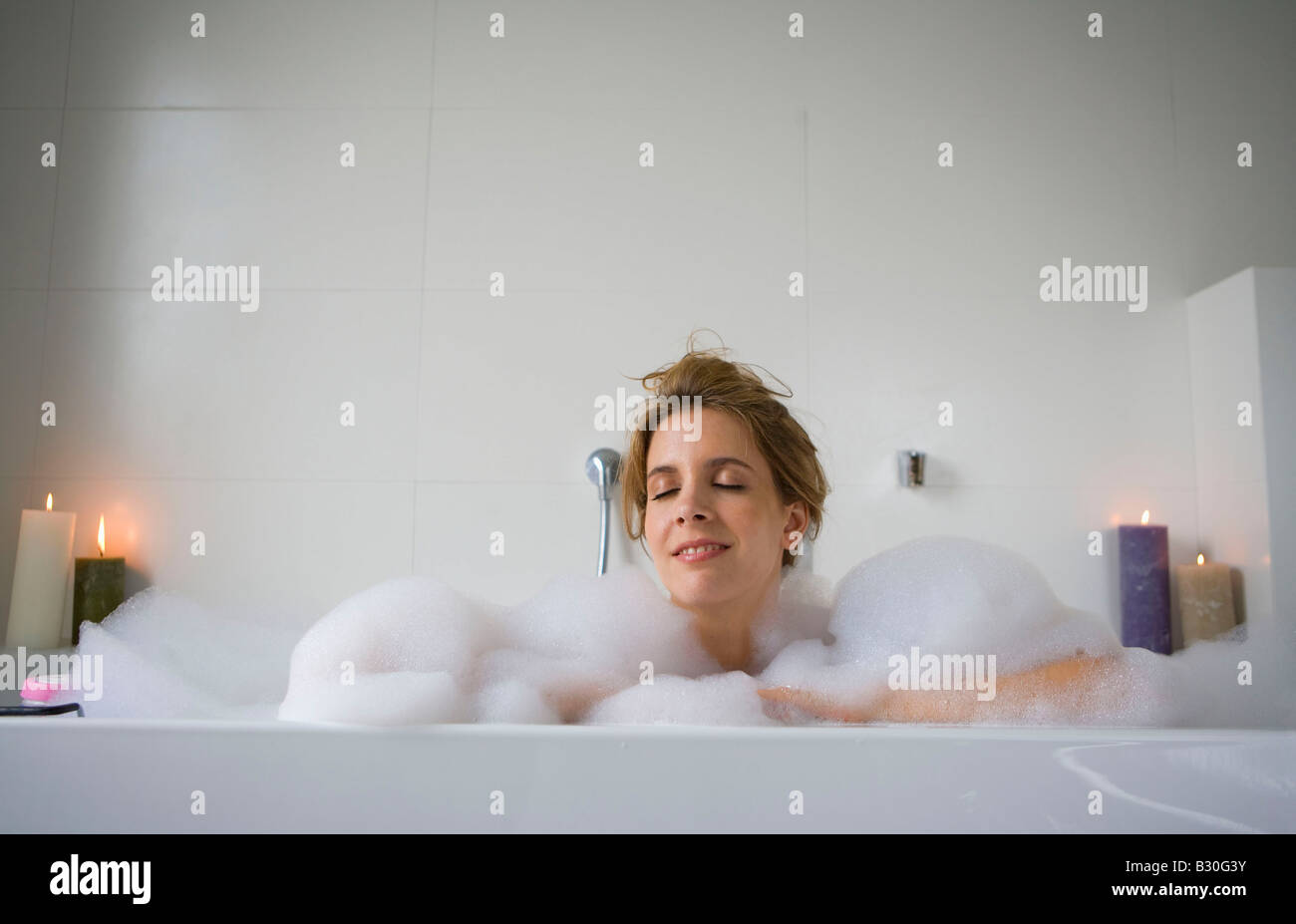 Woman relaxing in bathtub Banque D'Images