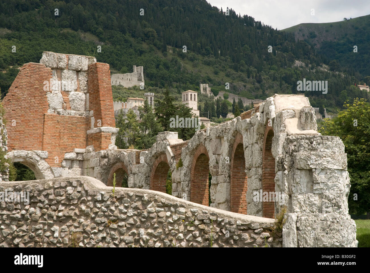 Les ruines du théâtre romain de Gubbio à partie de la province italienne de Pérouse (Ombrie) Il est situé sur la première pente de Mt. Ingino, une petite montagne des Apennins. Banque D'Images