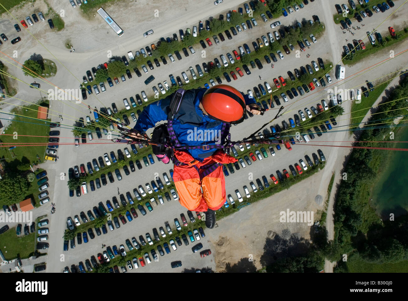 Allemagne Bavière Lenggries glider pilote parapente voler au-dessus de stationnement de voiture câble Brauneck ropeway modèle libération n°0044 Banque D'Images