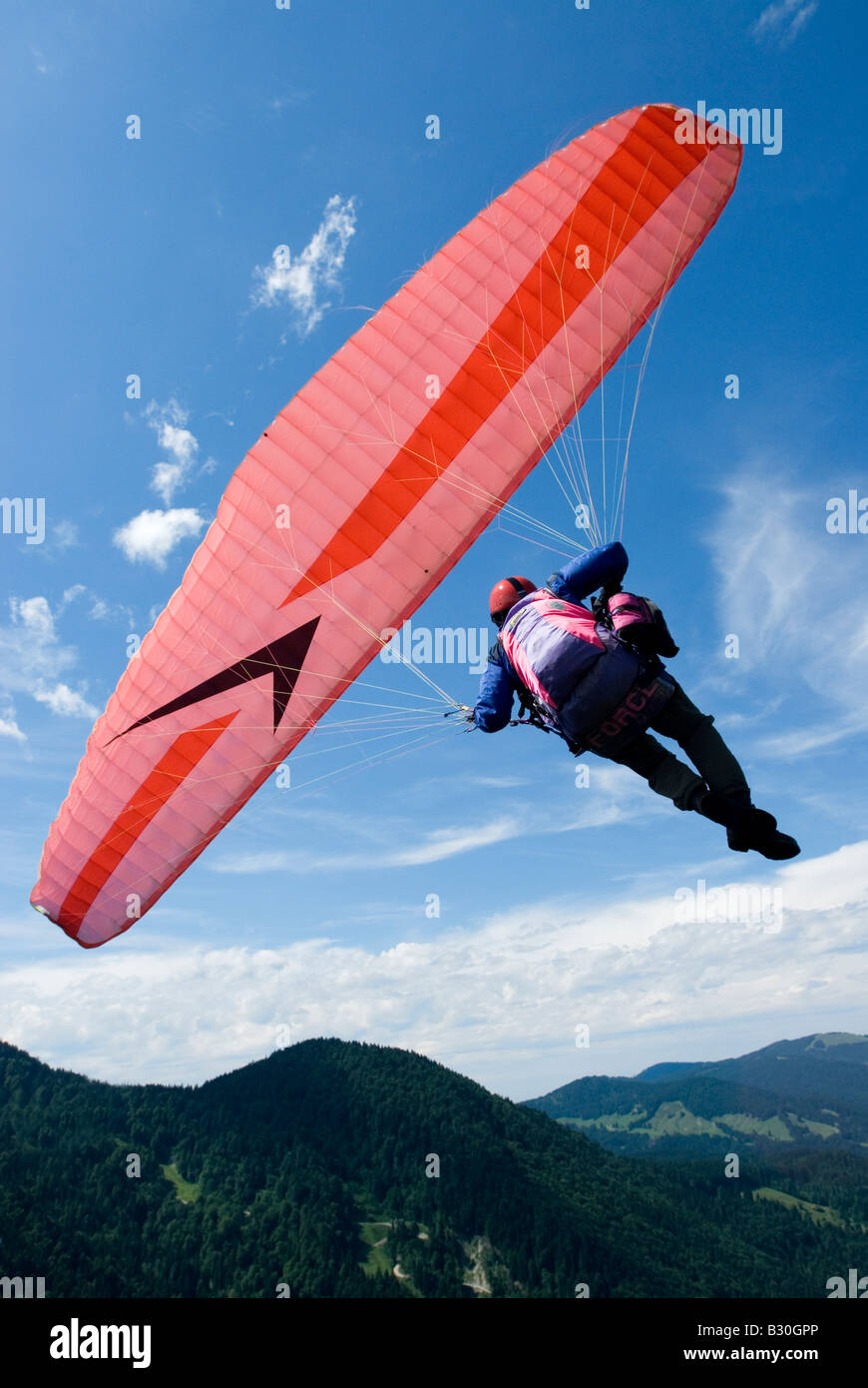 Allemagne Bavière Lenggries glider parachute pilote aux commandes de la courbe raide au-dessus des pics de montagne des Alpes Communiqué de modèle Nr 0044 Banque D'Images
