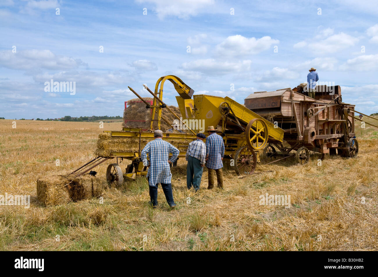 Les agriculteurs français de la batteuse et de la machine agricole à la ramasseuse-presse, Indre, France. Banque D'Images