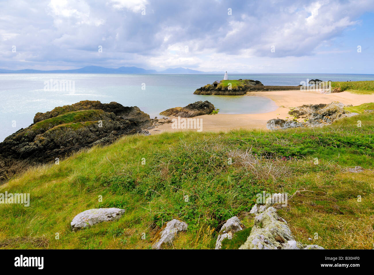 Pilotes Cove sur l'île Llanddwyn au large de la côte d'Anglesey à Newborough Warren avec le dome sous le marqueur blanc Banque D'Images