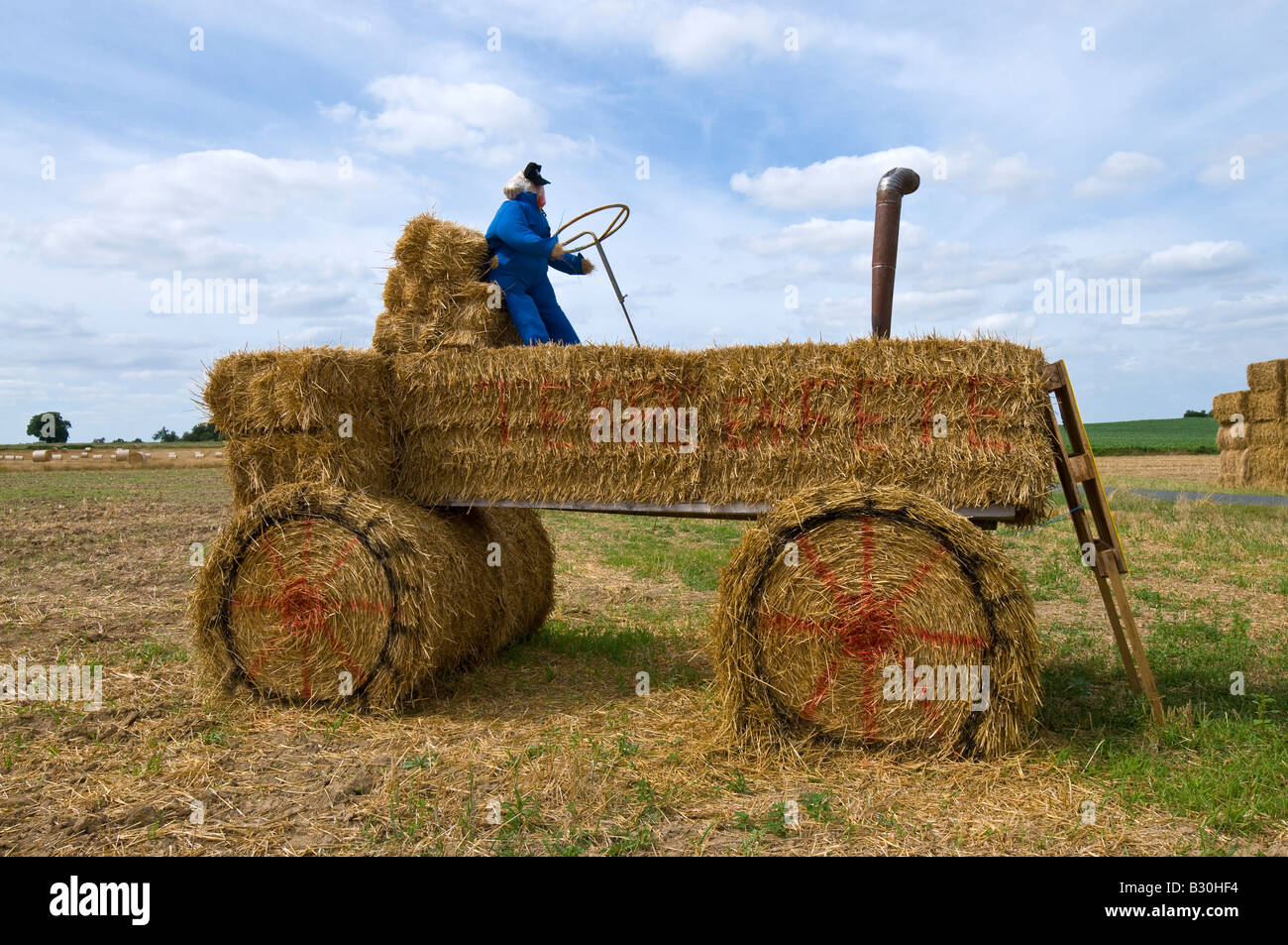 Balle de paille surdimensionné tracteur utilisé pour la promotion de la  fête agricole, Indre, France Photo Stock - Alamy