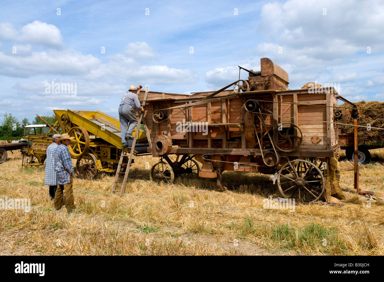 Les agriculteurs français de la batteuse et de la machine agricole à la ramasseuse-presse, Indre, France. Banque D'Images