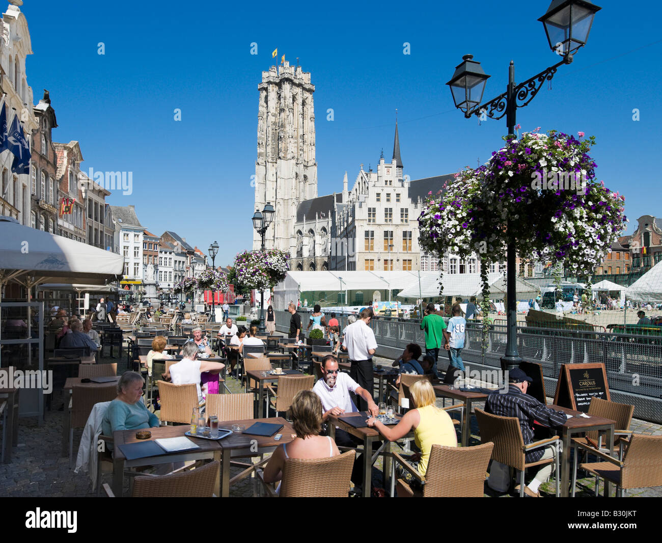 Café de la rue de la Grote Markt (Grand Place) avec St Romboutskathedraal derrière, Mechelen, Belgique Banque D'Images