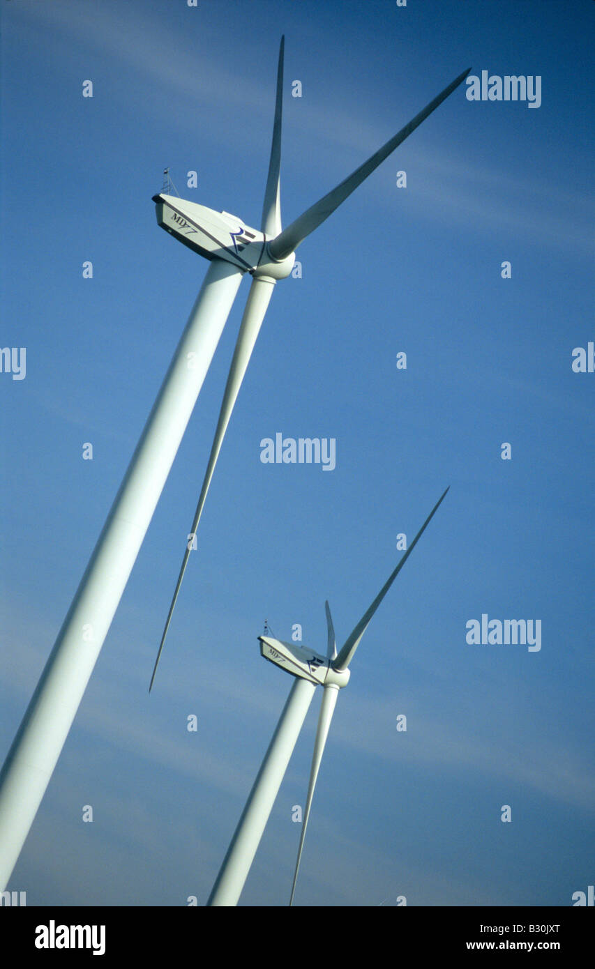 Une étroite jusqu'à deux éoliennes sur ciel bleu - France Banque D'Images