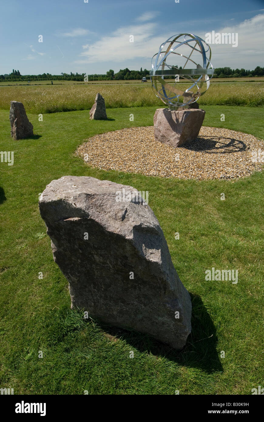 La sphère armillaire et Stone Circle au Collège d'Eton College Centre d'aviron à Dorney Lake Comté Banque D'Images