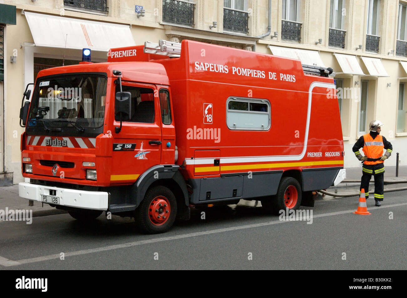 Un camion de pompiers dans le centre de Paris, France Banque D'Images