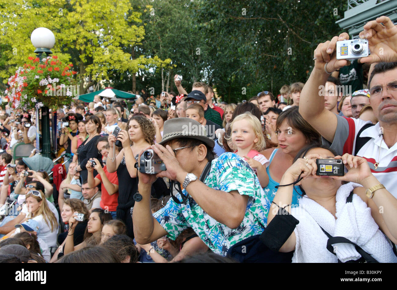 Une foule de personnes prenant des photographies de la Parade de Disneyland, Paris Banque D'Images