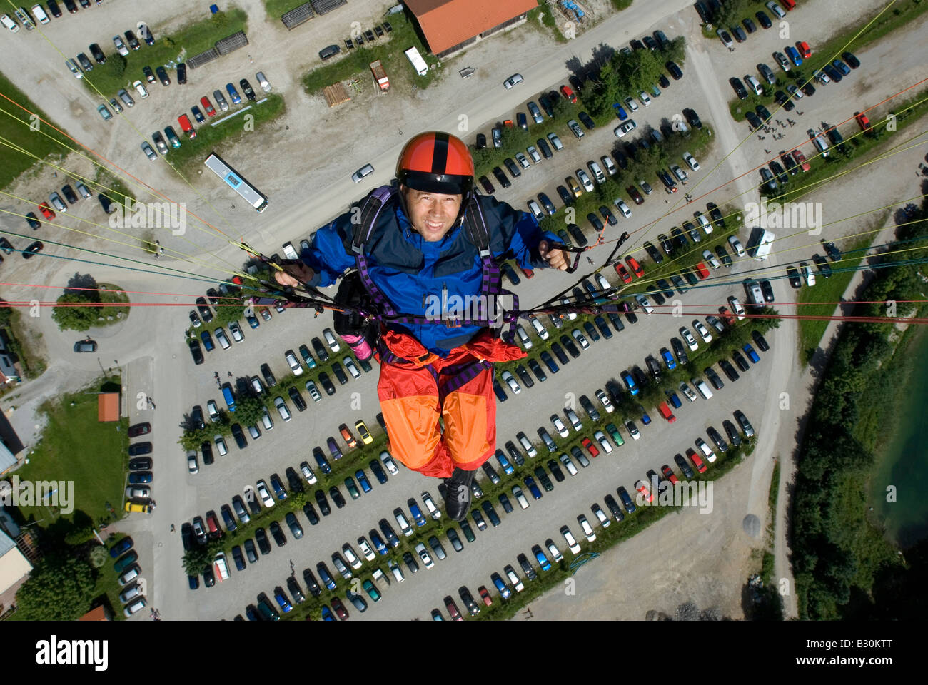 Allemagne Bavière Lenggries glider pilote parapente voler au-dessus de stationnement de voiture câble Brauneck ropeway modèle libération n°0044 Banque D'Images