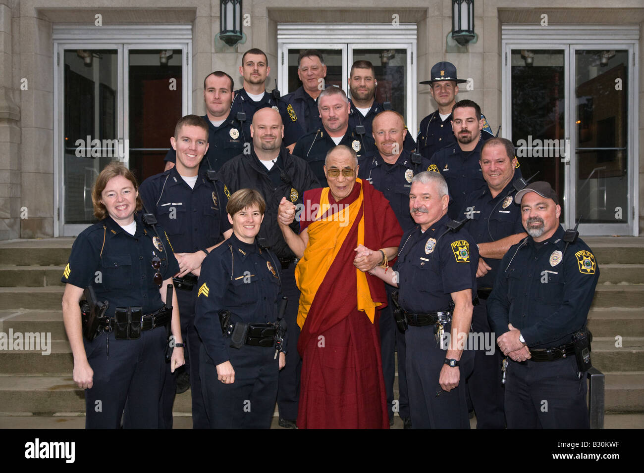 Le 14e Dalaï-lama avec avec le service de police local Bloomington Indiana Banque D'Images