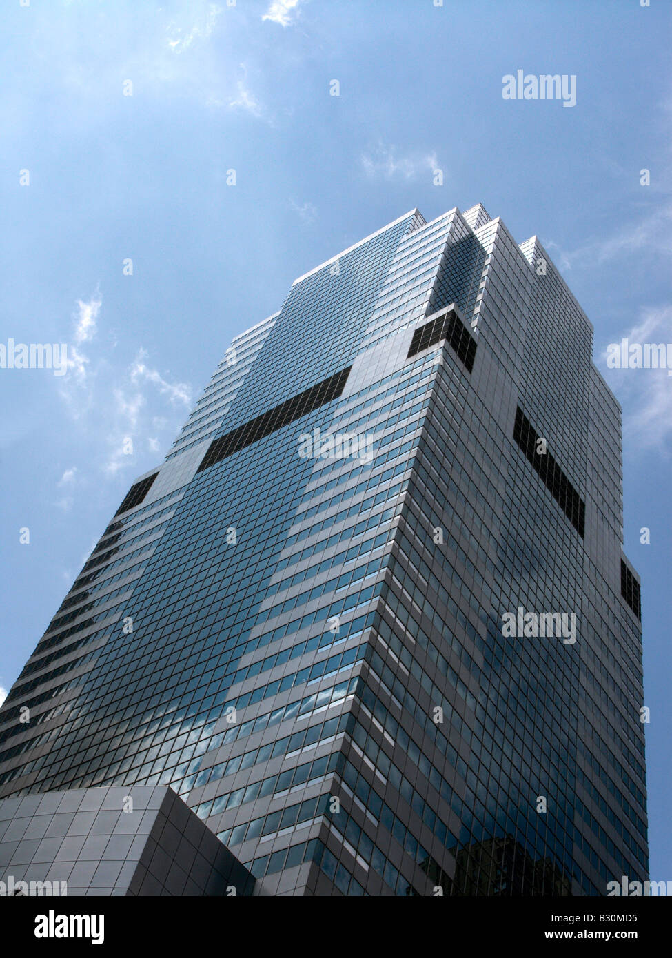 D'un très haut édifice de nombreuses histoires de new york gratte-ciel verticale racloir sky Banque D'Images