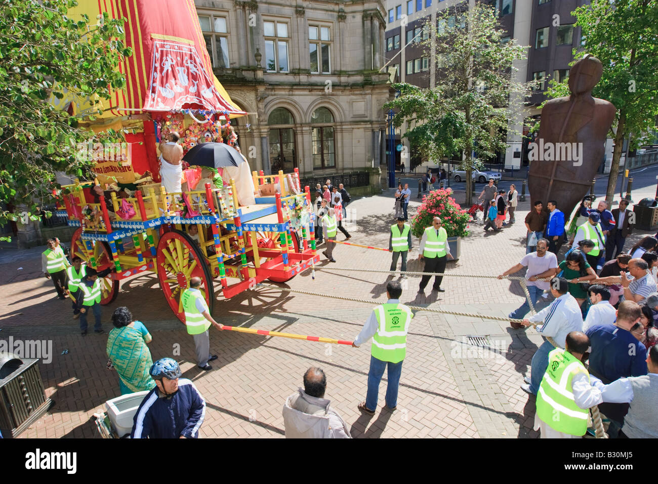 La foule et le char au festival de Rathayatra célébré à Birmingham, Royaume-Uni Banque D'Images