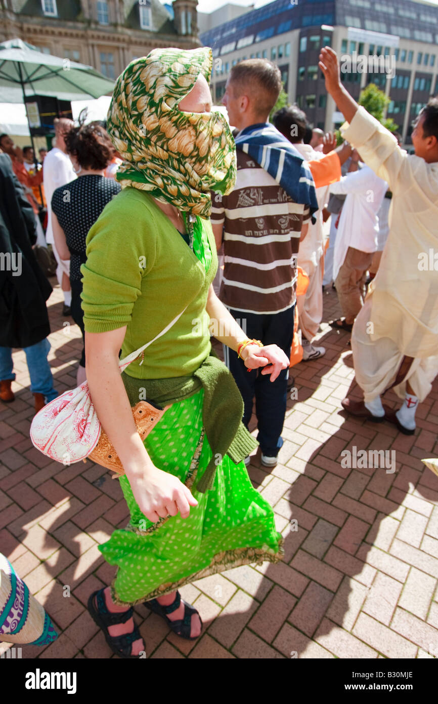 Femme dansant au festival de Rathayatra célébré à Birmingham, Royaume-Uni Banque D'Images