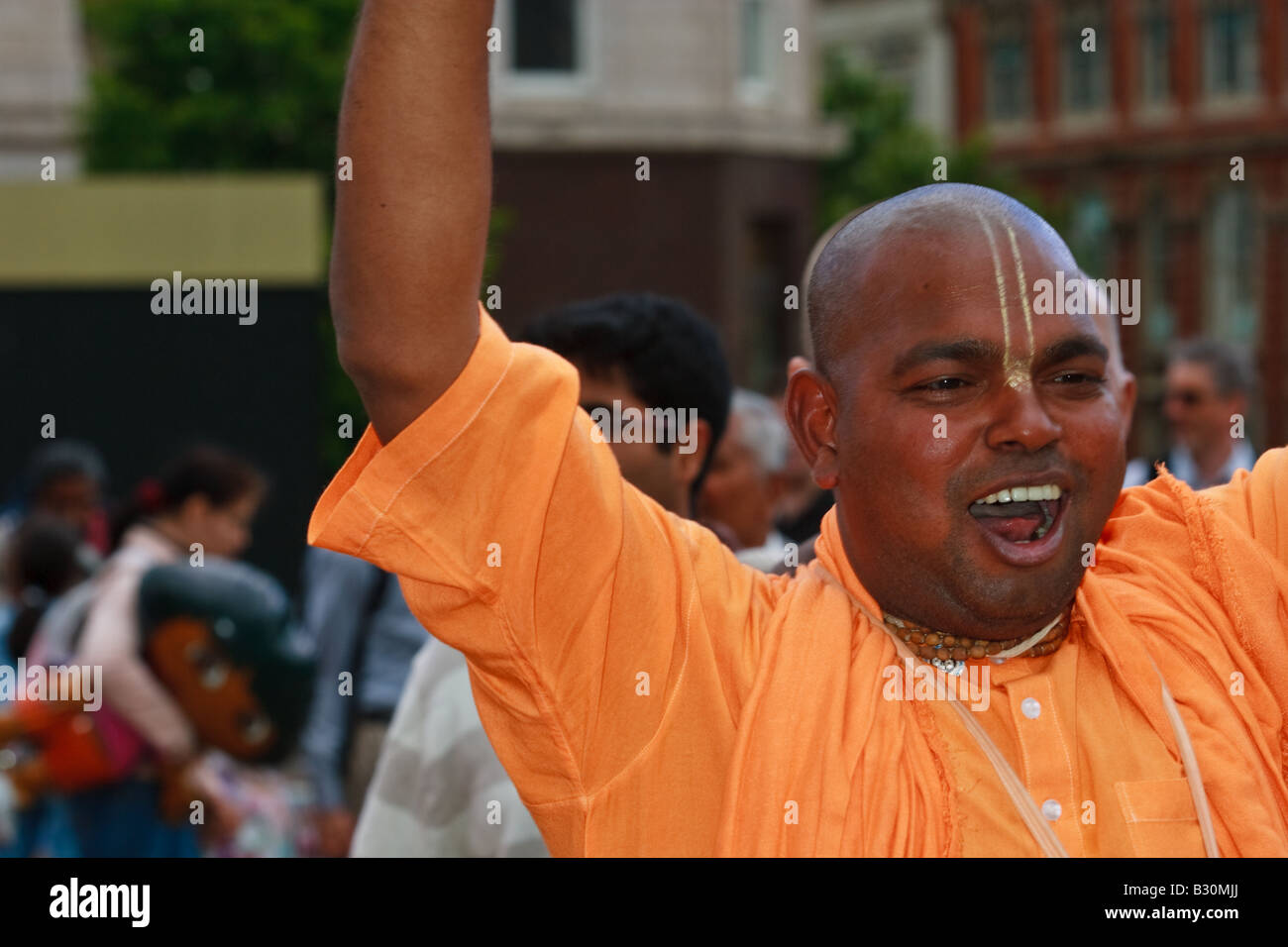 L'homme danse au festival de Rathayatra célébré à Birmingham, Royaume-Uni Banque D'Images