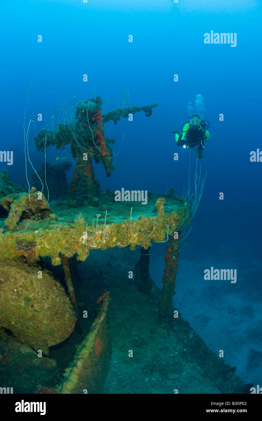Diver et Anti Aircraft Machine Gun au destroyer USS Lamson atoll de Bikini des Îles Marshall Micronésie Océan Pacifique Banque D'Images