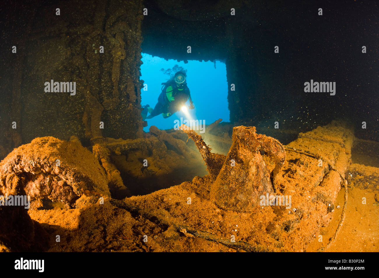 Découvrez l'intérieur de la Théière plongeur HIJMS Cuirassé Nagato atoll de Bikini des Îles Marshall Micronésie Océan Pacifique Banque D'Images