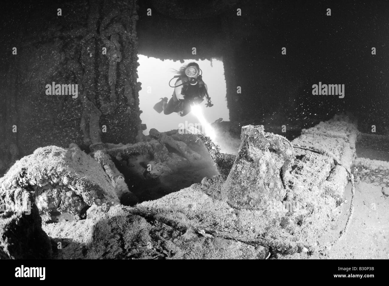 Découvrez l'intérieur de la Théière plongeur HIJMS Cuirassé Nagato atoll de Bikini des Îles Marshall Micronésie Océan Pacifique Banque D'Images