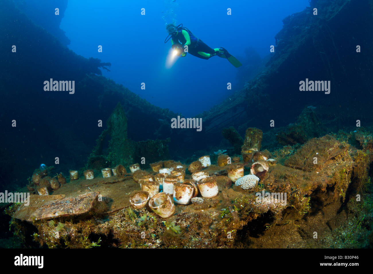 Découvrez la table et plongeur ARTEFACTS SUR LE USS Saratoga atoll de Bikini des Îles Marshall Micronésie Océan Pacifique Banque D'Images
