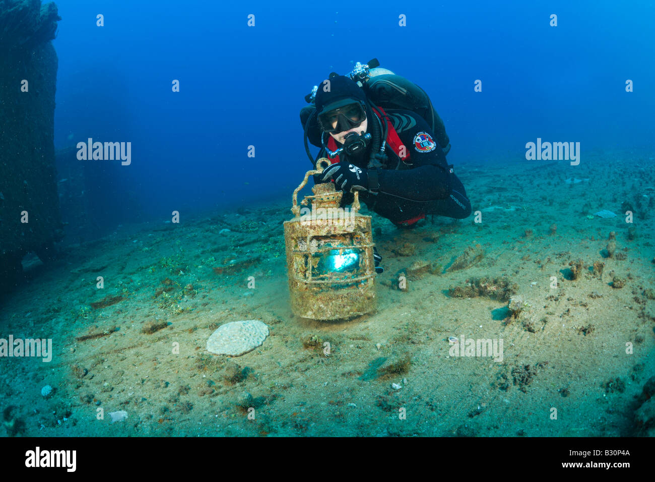 Vieux plongeur et d'un voyant à l'Envol sur le USS Saratoga atoll de Bikini des Îles Marshall Micronésie Océan Pacifique Banque D'Images