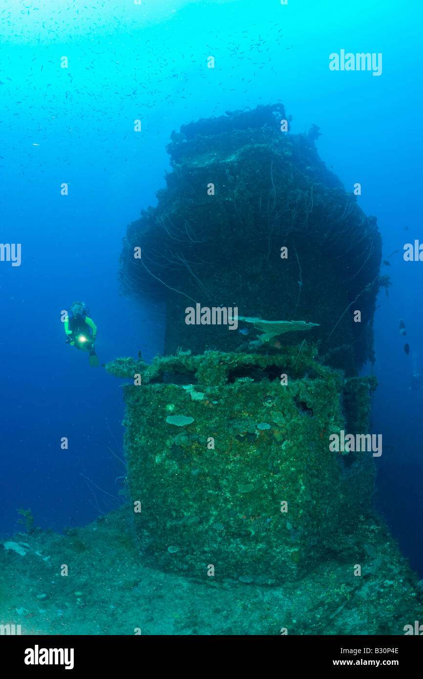 Plongeur au pont de l'USS Saratoga atoll de Bikini des Îles Marshall Micronésie Océan Pacifique Banque D'Images